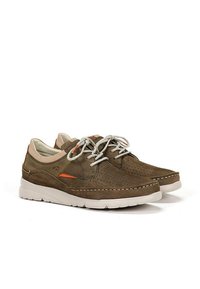Zapatos de ante marrón con diseño perforado, acentos en beige claro, cordones grises y una suela de goma blanca. Presentan un detalle naranja en el lateral.