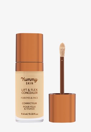 Lift & Flex Concealer i en klar glasflaske med et beige produkt og en brun metalhætte. Indeholder en doe-foot applikator for nem brug.