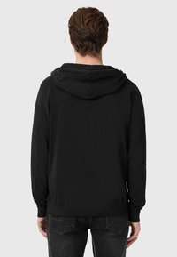 Felpa nera con cappuccio ampio, maniche lunghe, polsini e orlo a coste, realizzata in tessuto morbido, con un design semplice senza motivi.