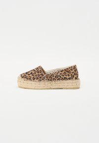 Espadrile s uzorkom leoparda s tkanim jutenim đonom. Ima meki tekstilni gornji dio i dizajn s okruglim prstom, nudeći ležernu obuću.