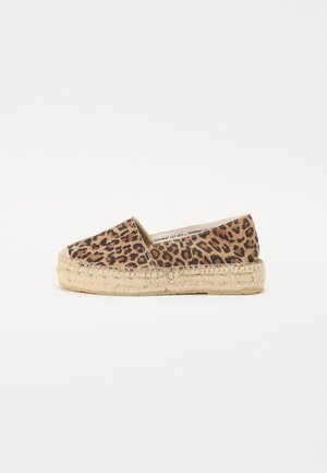 Espadrilky s leopardím vzorem a tkanou juteovou podešví. Nabízí měkkou textilní vrchní část a kulatý design špičky, což poskytuje příležitostní obuv.