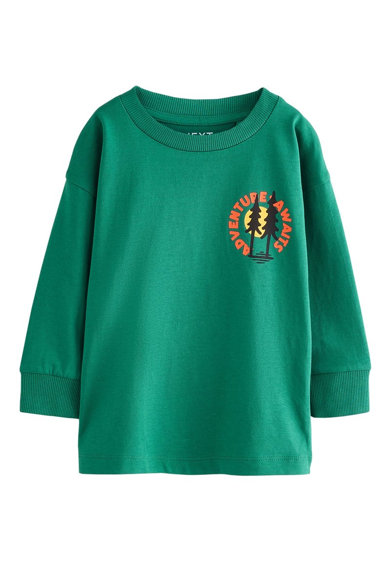 Felpa verde a maniche lunghe con polsini e scollo a costine. Presenta una grafica circolare in arancione, giallo e nero che rappresenta alberi e testo.