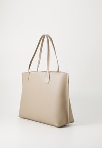 Beige leren tote bag met dubbele straps, rechthoekige vorm, gestructureerd oppervlak en platte basis. Minimalistisch ontwerp, geen zichtbare hardware of patronen.