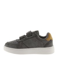 Zapatillas sintéticas grises con correas de Velcro, puntera redondeada, parte superior texturizada y acento de talón en tono marrón. Suela de goma con patrón de agarre.