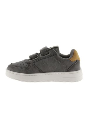 Zapatillas sintéticas grises con correas de Velcro, puntera redondeada, parte superior texturizada y acento de talón en tono marrón. Suela de goma con patrón de agarre.