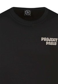 Sudadera negra con cuello redondo, que presenta "PROJECT PARIS" en letras blancas texturizadas en la parte izquierda del pecho. Textura de tela suave.