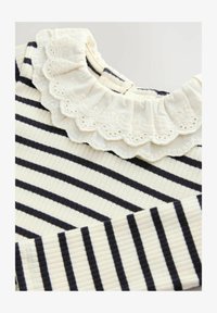 Geselecteerd, black and white stripe