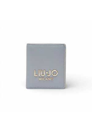 Portefeuille en cuir gris clair avec logo doré "LIU JO MILANO" centré à l'avant, présenté fermé sur fond blanc.