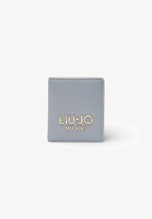 Lichtgrijze leren portemonnee met goudkleurig "LIU JO MILANO"-logo gecentreerd aan de voorkant, gesloten afgebeeld op een witte achtergrond.