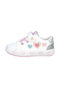 Zapatilla blanca con acentos de corazones en rosa, verde y azul. Cuenta con una correa de Velcro, cordones rosas y un talón plateado brillante. Suela de goma.