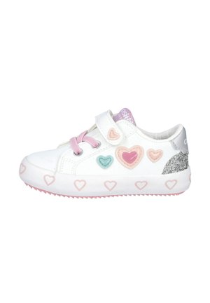 Zapatilla blanca con acentos de corazones en rosa, verde y azul. Cuenta con una correa de Velcro, cordones rosas y un talón plateado brillante. Suela de goma.
