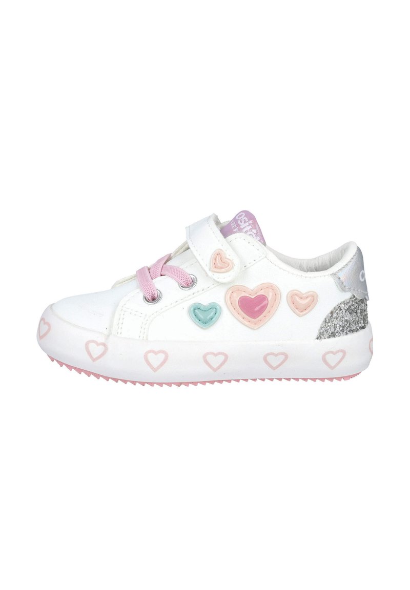 Zapatilla blanca con acentos de corazones en rosa, verde y azul. Cuenta con una correa de Velcro, cordones rosas y un talón plateado brillante. Suela de goma.