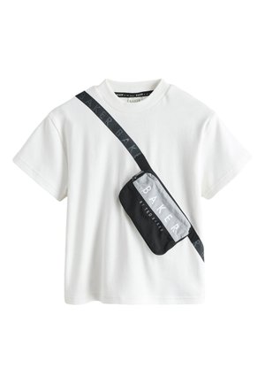 Hvid T-shirt med korte ærmer med en diagonal sort og grå tværgående taske med teksten "BAKER BY TED BAKER".