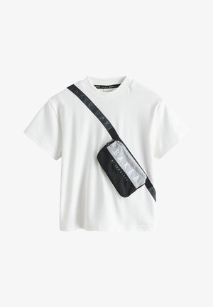 Weißes kurzärmeliges T-Shirt mit einer diagonalen schwarz-grauen Umhängetasche mit dem Text "BAKER BY TED BAKER".