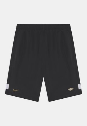 Schwarze Sportshorts mit elastischem Bund, ausgestattet mit goldenen Logos und weißen seitlichen Akzenten. Hergestellt aus leichtem Stoff mit glatter Textur.