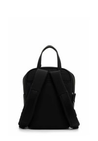 Zaino nero con doppie cinghie, forma rettangolare, materiale liscio, tasca con cerniera sul retro, design minimalista.