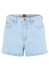 Shorts en denim bleu clair avec poches avant, passants pour ceinture et une fermeture par bouton en métal marqué "Lee".