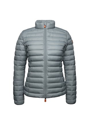 Hellgraue Pufferjacke mit hohem Kragen, gesteppten Paneelen und einem Front-Reißverschluss. Inklusive eines braunen Akzents am Reißverschluss-Zipper.