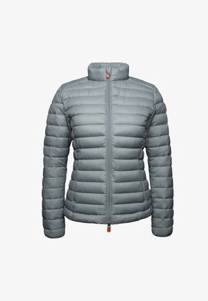 Doudoune grise clair avec un col haut, des panneaux cousus et une fermeture éclair à l'avant. Inclut un accent marron sur le tirette de la fermeture.