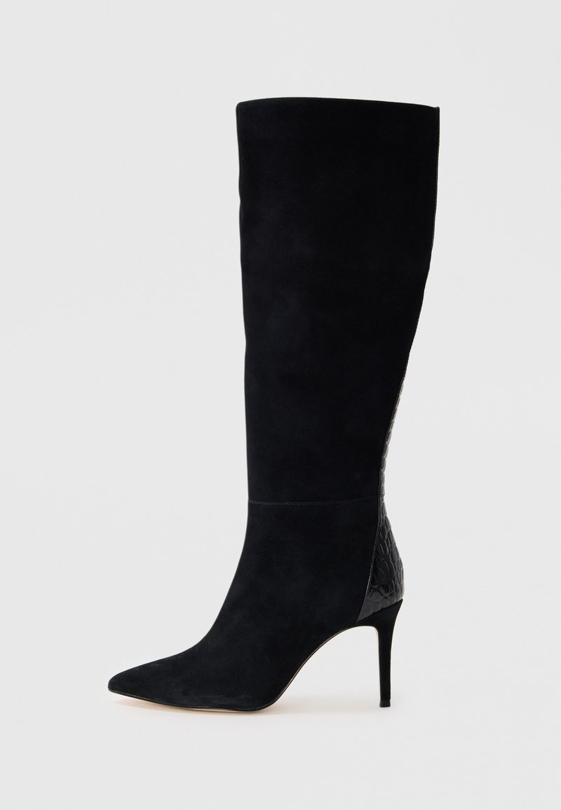 Botte noire montant en suède avec un bout pointu et un talon aiguille. Accents en cuir texturé sur le panneau arrière. Fini lisse.
