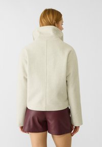 Stradivarius WITH A HIGH COLLAR AND LONG SLEEVES  - Giacca leggera - white