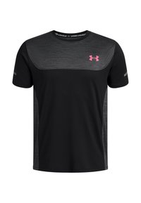 T-shirt de sport à manches courtes Under Armour noir et gris foncé avec un logo rose sur le côté supérieur gauche de la poitrine et des panneaux à motifs sur les épaules et les côtés.