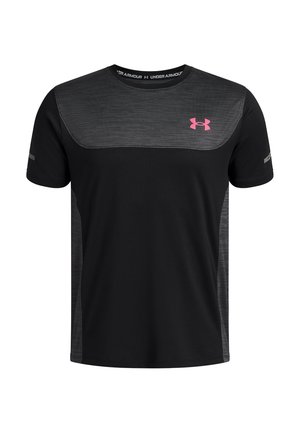 Čierne a tmavosivé športové tričko s krátkym rukávom od značky Under Armour s ružovým logom na hornej ľavej strane hrude a s vzorovanými panelmi na ramenách a po stranách.