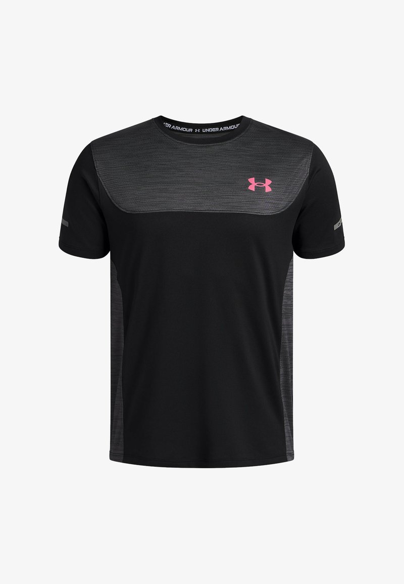 Čierne a tmavosivé športové tričko s krátkym rukávom od značky Under Armour s ružovým logom na hornej ľavej strane hrude a s vzorovanými panelmi na ramenách a po stranách.