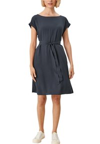 Mörkblå klänning med båtformad halsringning, korta ärmar och knytning i midjan. Tillverkad av ett mjukt tyg, har den en avslappnad passform som går till knäna.