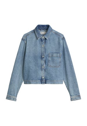 Hellblaue Jeansjacke mit langen Ärmeln, durchgehender Knopfleiste, spitzem Kragen und einer einzelnen Brusttasche auf der linken Seite.