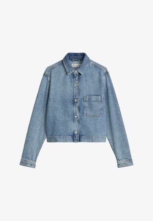 Jasnoniebieska kurtka jeansowa z długimi rękawami, zapinana na guziki z przodu, z szpiczastym kołnierzem i pojedynczą kieszenią na piersi po lewej stronie.