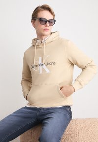 Calvin Klein Jeans SEASONAL MONOLOGO REGULAR HOODIE - Felpa - pale khaki