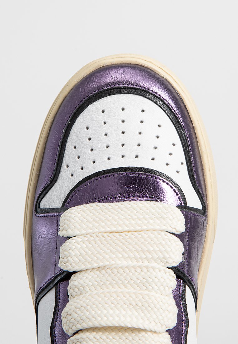 Sneaker in pelle metallica viola con tomaia in tessuto bianco, spessi lacci crema, punta perforata e suola in gomma beige.