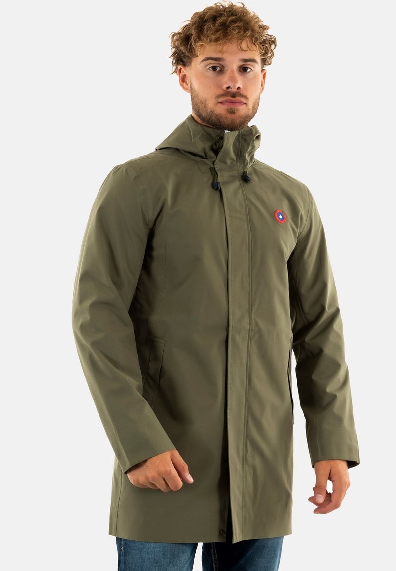 Veste imperméable vert olive avec une fermeture éclair devant, capuche ajustable et patch logo. Dispose de poches latérales et d'une coupe droite.