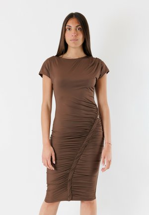 Abito marrone a maniche corte con texture arricciata, forma aderente, lunghezza al ginocchio, tessuto liscio e dettaglio di design diagonale sul lato.