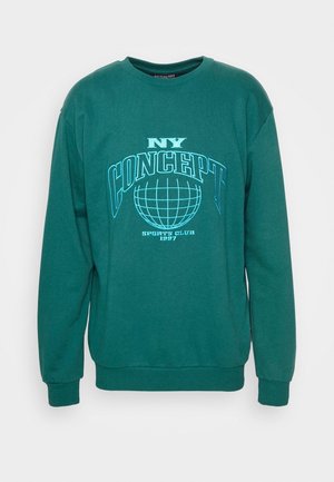 Zielona bluza z długim rękawem z turkusowym napisem "NY CONCEPT" i grafiką globu nad "SPORTS CLUB 1997" z przodu.
