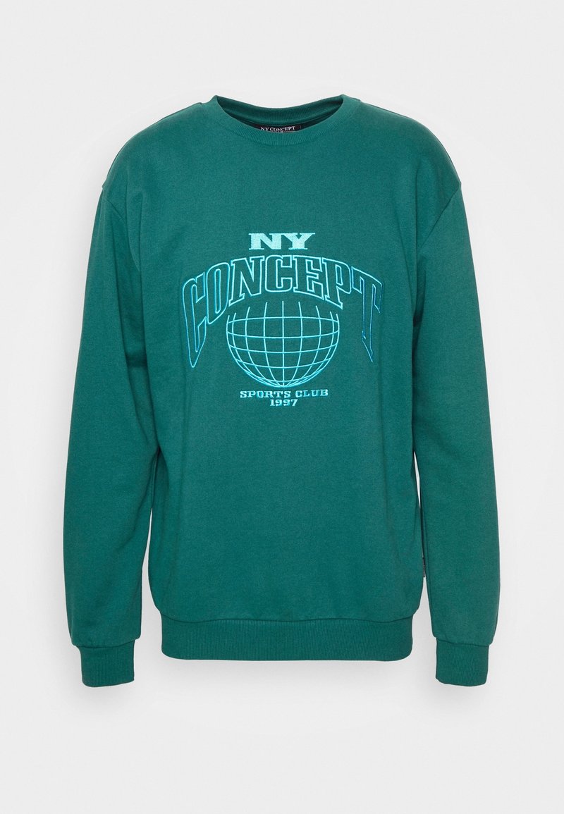 Sweat-shirt vert à manches longues avec texte turquoise "NY CONCEPT" et un graphique de globe au-dessus de "SPORTS CLUB 1997" sur le devant.