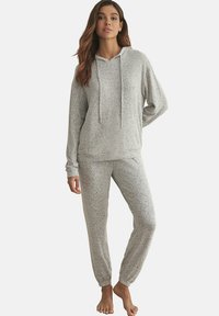 Ensemble de vêtements d'intérieur gris chiné comprenant un sweat à capuche avec cordons de serrage et un pantalon de jogging assorti avec des poignets côtelés et une texture douce.