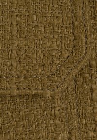 Tessuto texturizzato in verde oliva, caratterizzato da un motivo intrecciato con anelli e fili intrecciati. Finitura liscia con un leggero lucido.