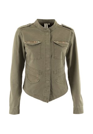 Giacca di cotone verde oliva con colletto alto, due tasche sul petto e due tasche laterali; chiusura a bottone; spalline sulle spalle per un tocco di stile.