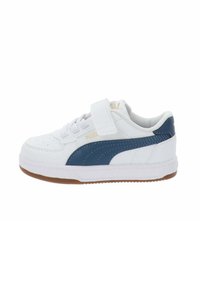 Sneaker bianca con una striscia laterale blu, dotata di una fascia in velcro, punta tonda, parte superiore testurizzata e suola in gomma.