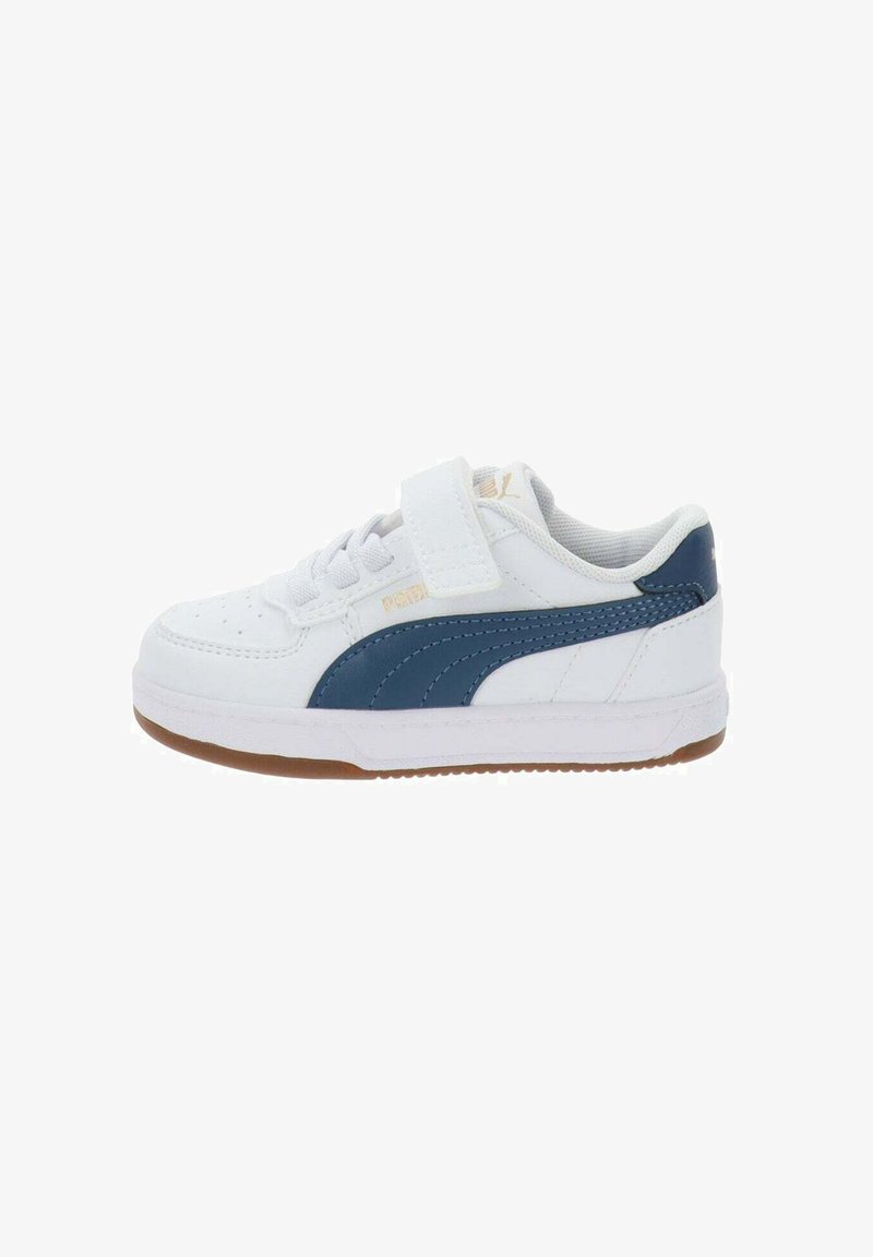 Witte sneaker met een blauwe zijstreep, voorzien van een klittenbandsluiting, ronde neus, gestructureerde bovenkant en een gumrubberen loopzool.