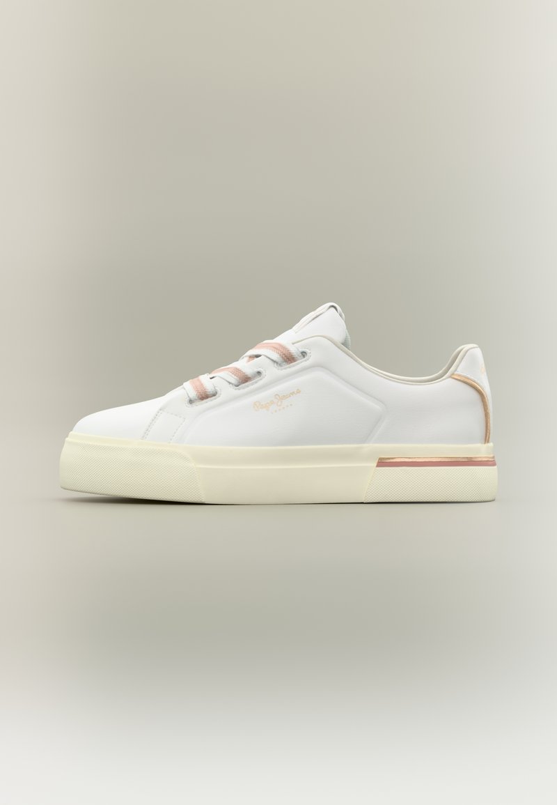 Baskets basses blanches avec des lacets et des accents de semelle rose clair, col rembourré doux, et logo discret « Pepe Jeans London » sur le côté.