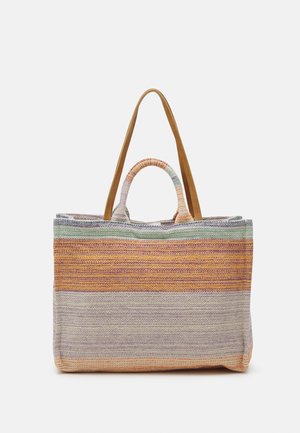 Sac en toile tissé avec des rayures multicolores en orange, violet et vert. Dispose de deux longues anses et d'une poignée ronde en haut.