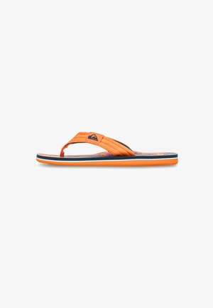 Tongs orange avec un coussin de pied texturé, des straps rembourrés, une semelle contrastante navy et un détail logo sur la sangle. Design léger et flexible.