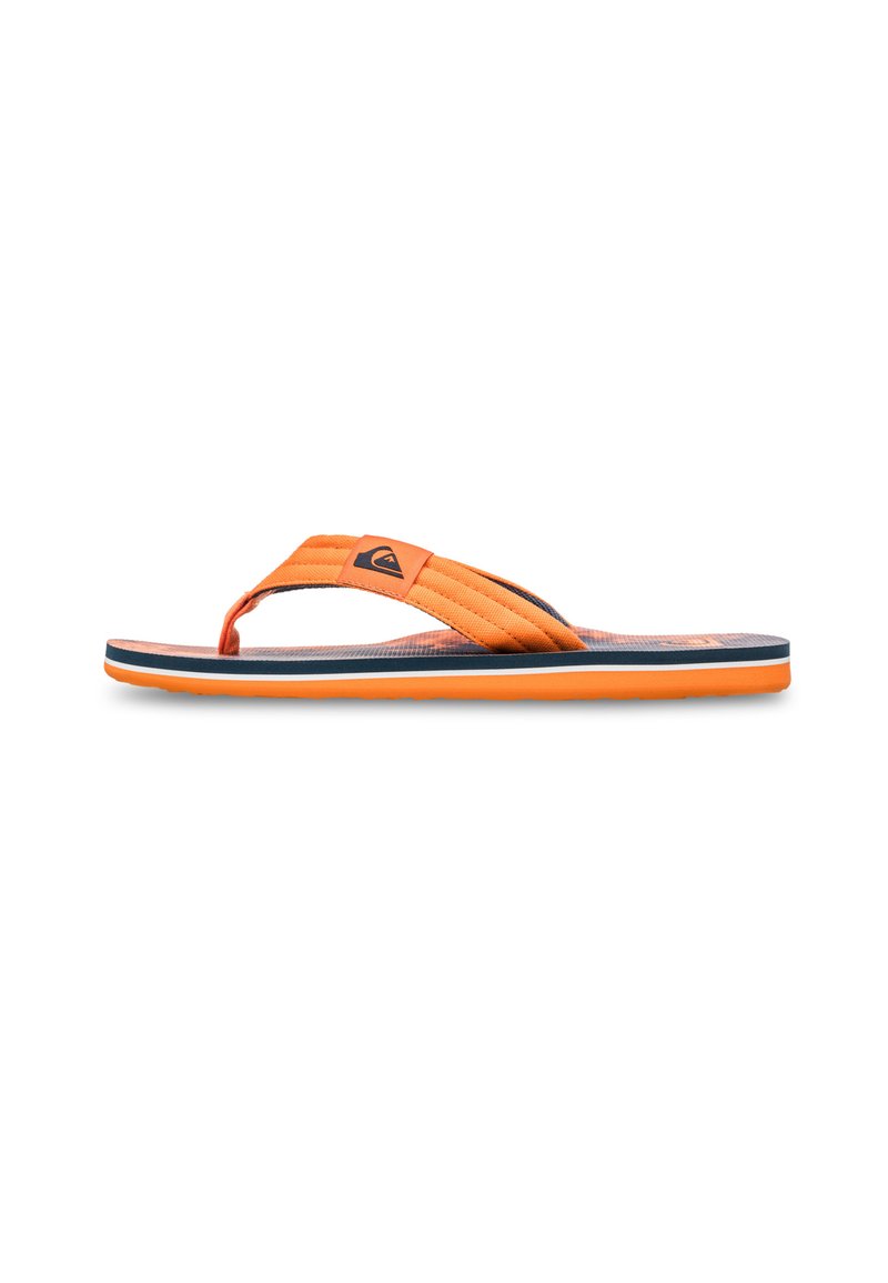 Orange flip-flop med en tekstureret fodseng, polstrede remme, en kontrasterende marineblå sål og en logo-detalje på remmen. Letvægts og fleksibelt design.