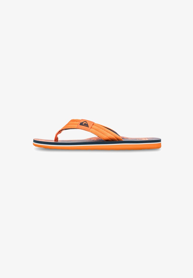 Orange flip-flop med en tekstureret fodseng, polstrede remme, en kontrasterende marineblå sål og en logo-detalje på remmen. Letvægts og fleksibelt design.