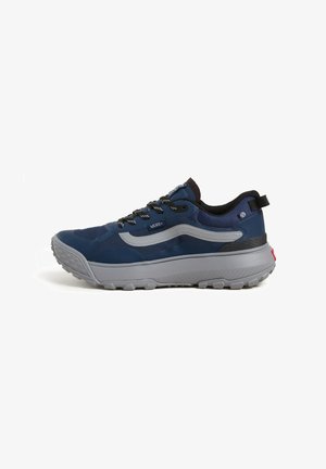 Marineblaue Sportschuhe mit einem strukturierten synthetischen Obermaterial, grauem Dämpfungsmittelsohle und Gummisohle. Mit schwarzen Schnürsenkeln und einer Zuglasche.