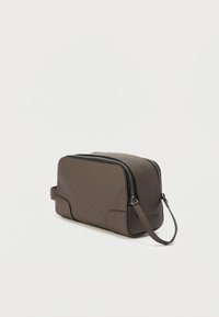 Barna bőr táska téglalap alakú, cipzáras záródással és oldalsó fogóval. Sima felület, kontrasztos varrással.