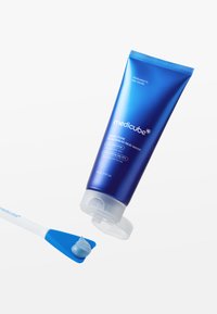 Blaues Röhrchen der Medicube Zero Pore Blackhead Mud Mask mit Klappdeckel, kombiniert mit einer blau-weißen Applikatorspatel.